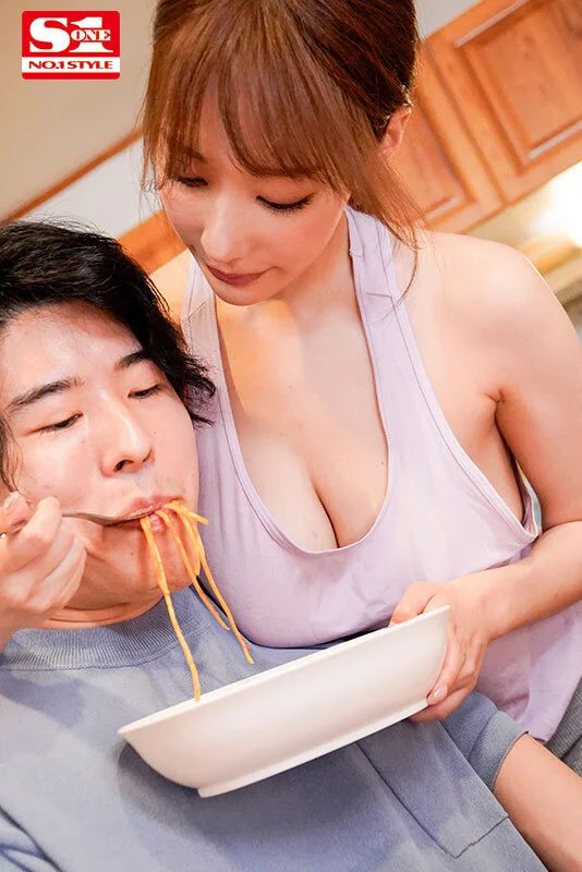 小宵こなん　弟にご飯を食べさせてあげるシーン